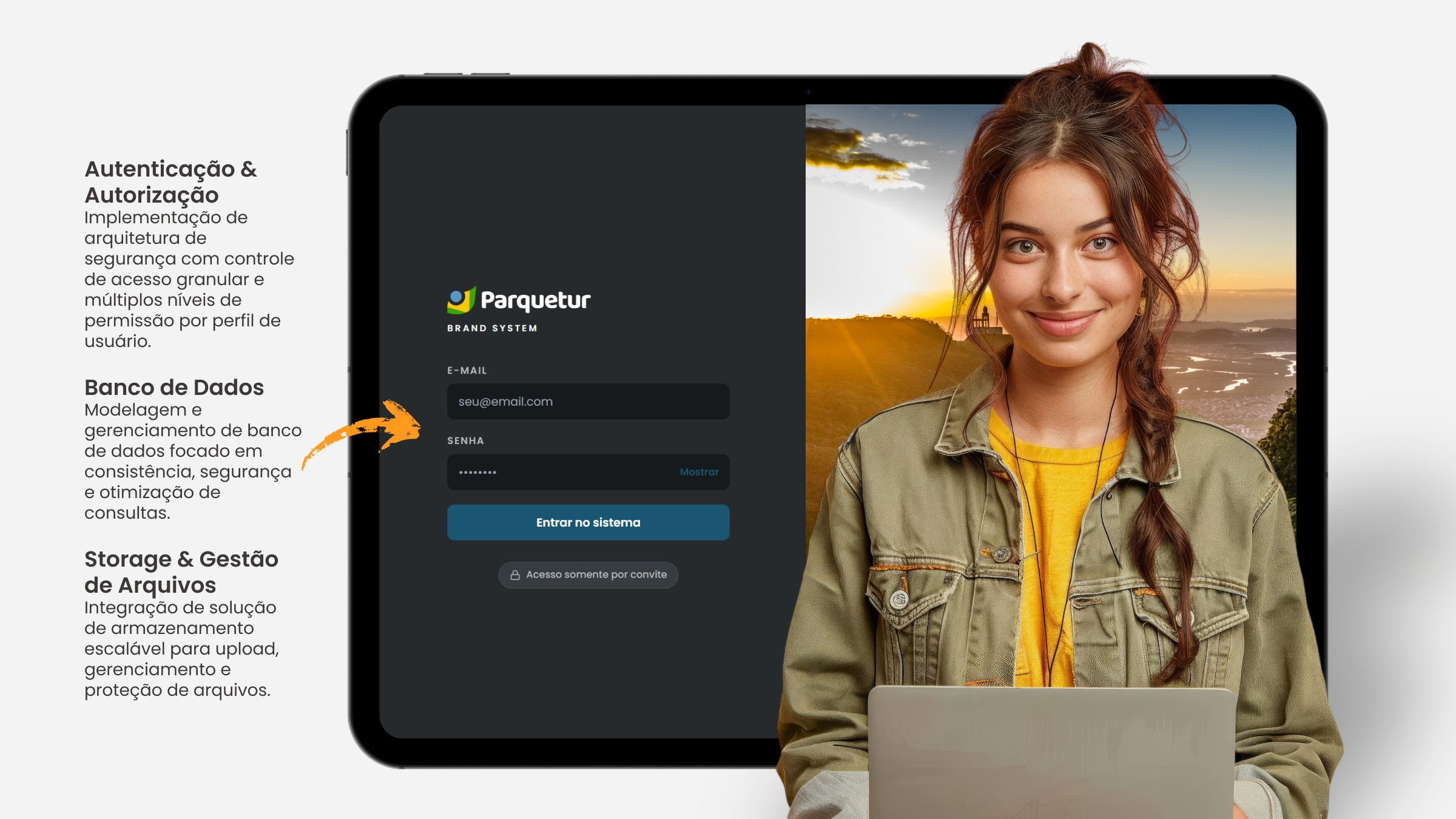 Tela de login do Parquetur Brand System em tablet, com campos de e-mail e senha, botão de entrar e o aviso de acesso somente por convite, anotada com as decisões de arquitetura por trás dela: autenticação e autorização com controle de acesso granular e múltiplos níveis de permissão por perfil de usuário, modelagem de banco de dados focada em consistência, segurança e otimização de consultas, e integração de solução de armazenamento escalável para upload, gerenciamento e proteção de arquivos
