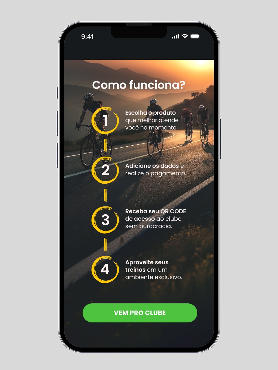 Tela “Como funciona?” do EV TRI Club no celular, com os quatro passos da contratação numerados sobre foto de ciclistas subindo a estrada ao pôr do sol: escolher o produto, adicionar os dados e pagar, receber o QR Code de acesso e aproveitar os treinos
