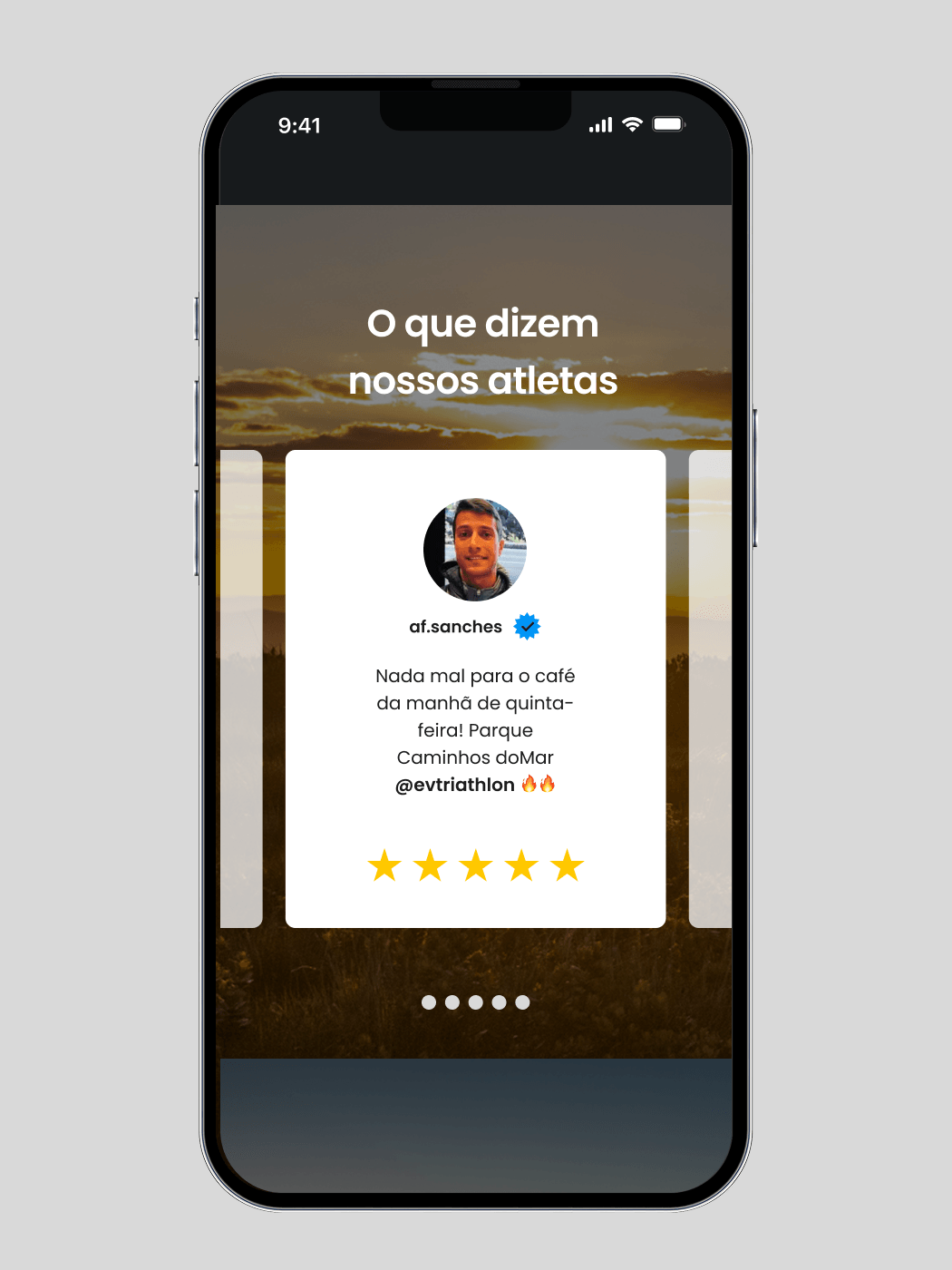 Tela de prova social do EV TRI Club no celular, com o carrossel de depoimentos de atletas reais: foto de perfil, usuário verificado, o comentário sobre o treino no Parque Caminhos do Mar e avaliação de cinco estrelas